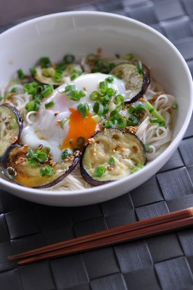 ごま香る♪茄子と温玉のアレンジそうめん